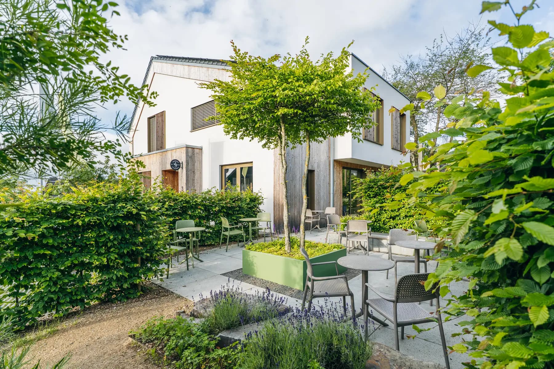 Das Gebäude der Waldakademie in Wershofen mit Terrasse und Garten
