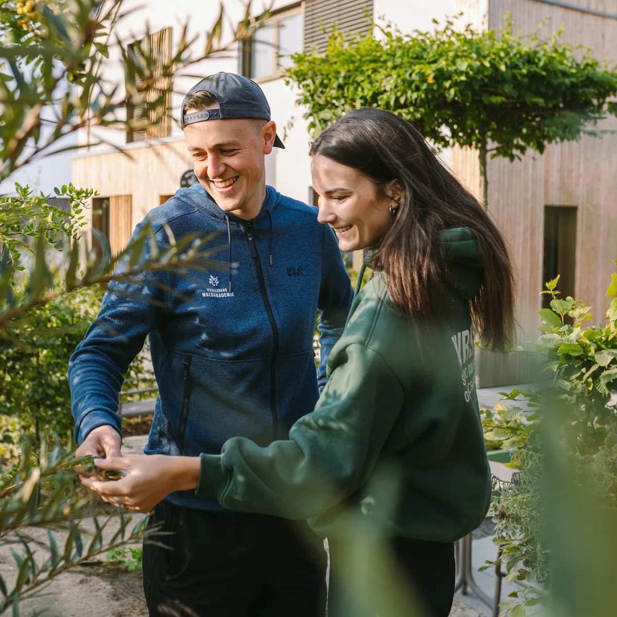 Johanna und Tobias Wohlleben im Garten der Waldakademie
